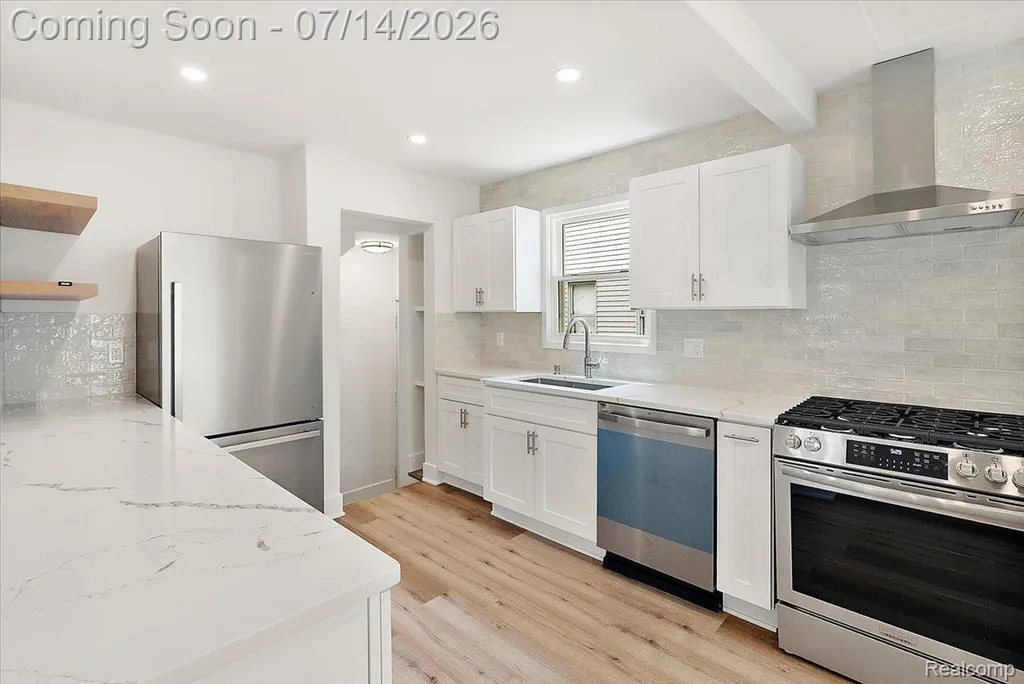 2155 E 8 Mile Road Grosse Pointe Woods City MI 48236