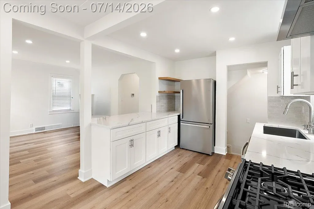 2155 E 8 Mile Road Grosse Pointe Woods City MI 48236
