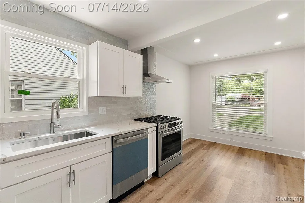 2155 E 8 Mile Road Grosse Pointe Woods City MI 48236