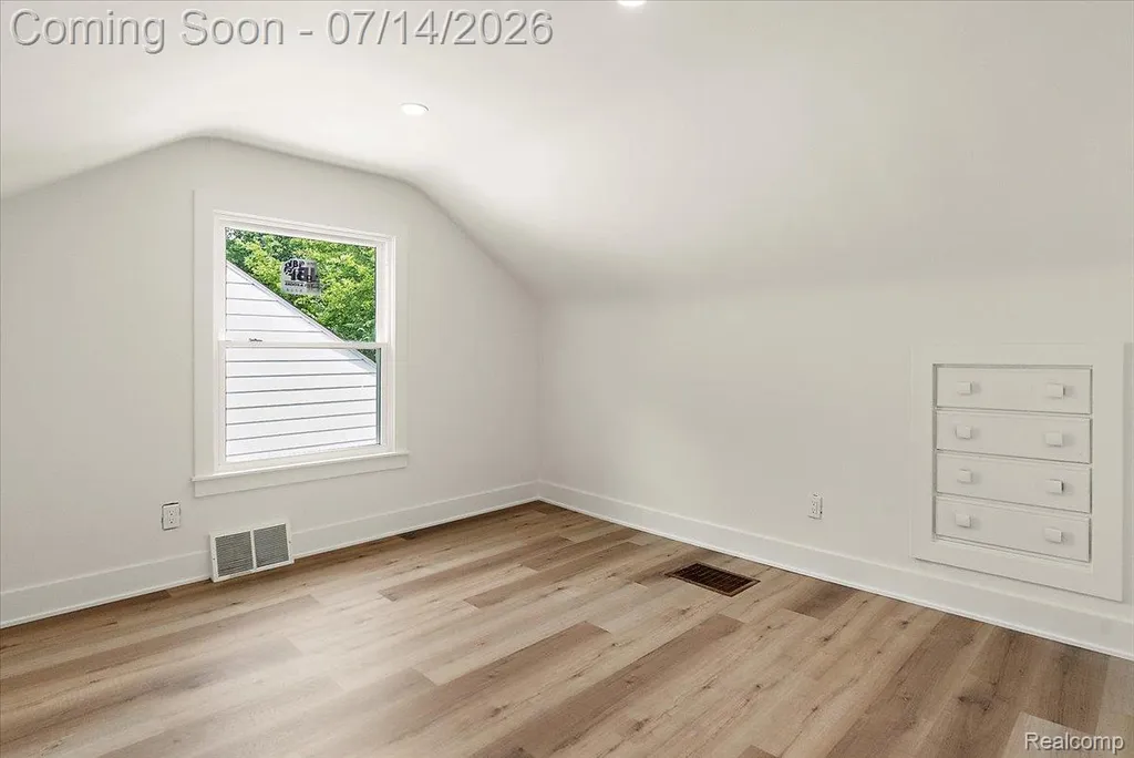 2155 E 8 Mile Road Grosse Pointe Woods City MI 48236