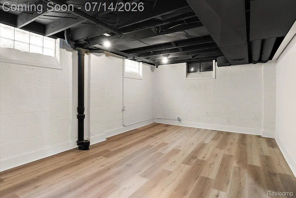 2155 E 8 Mile Road Grosse Pointe Woods City MI 48236