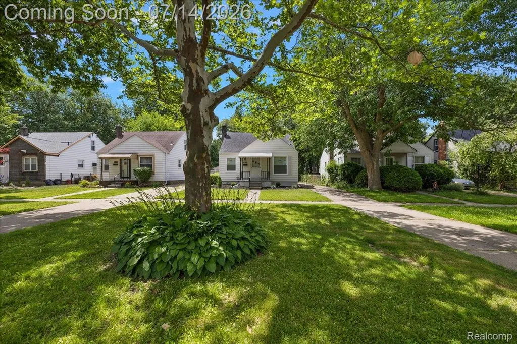 2155 E 8 Mile Road Grosse Pointe Woods City MI 48236