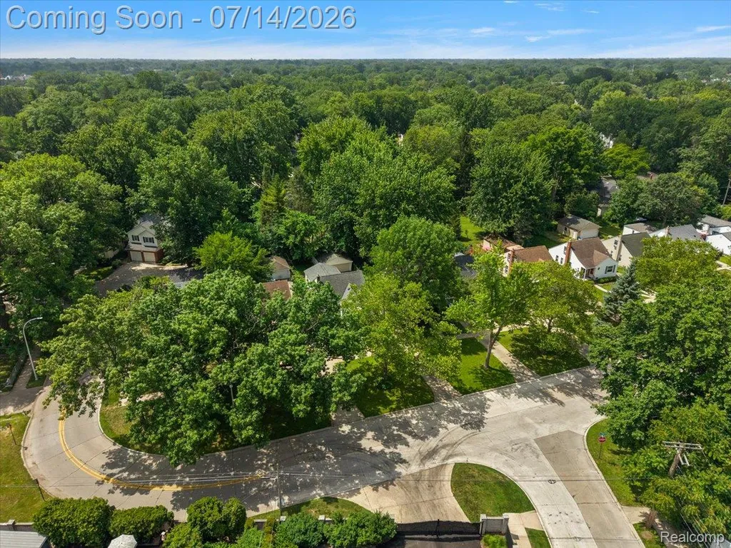 2155 E 8 Mile Road Grosse Pointe Woods City MI 48236
