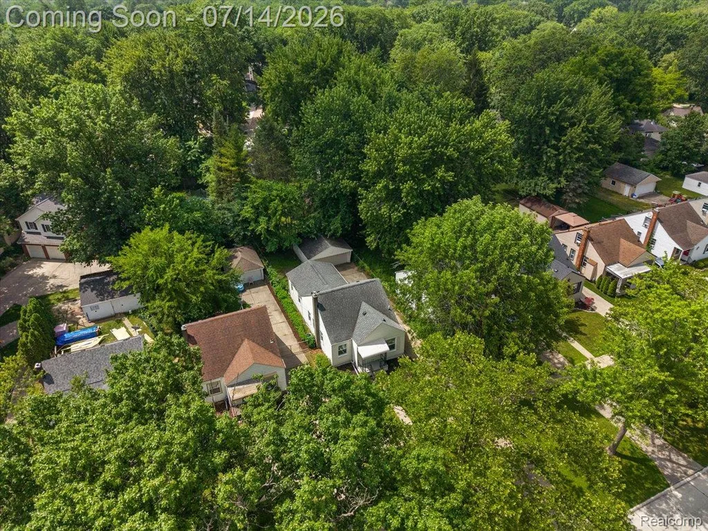 2155 E 8 Mile Road Grosse Pointe Woods City MI 48236