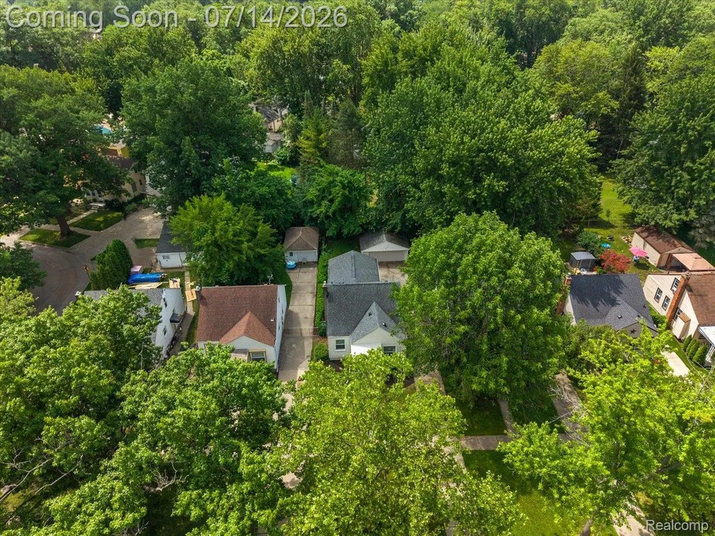 2155 E 8 Mile Road Grosse Pointe Woods City MI 48236