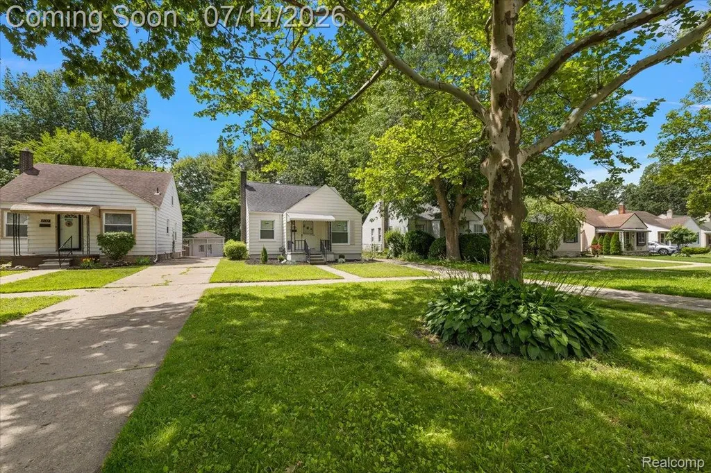 2155 E 8 Mile Road Grosse Pointe Woods City MI 48236