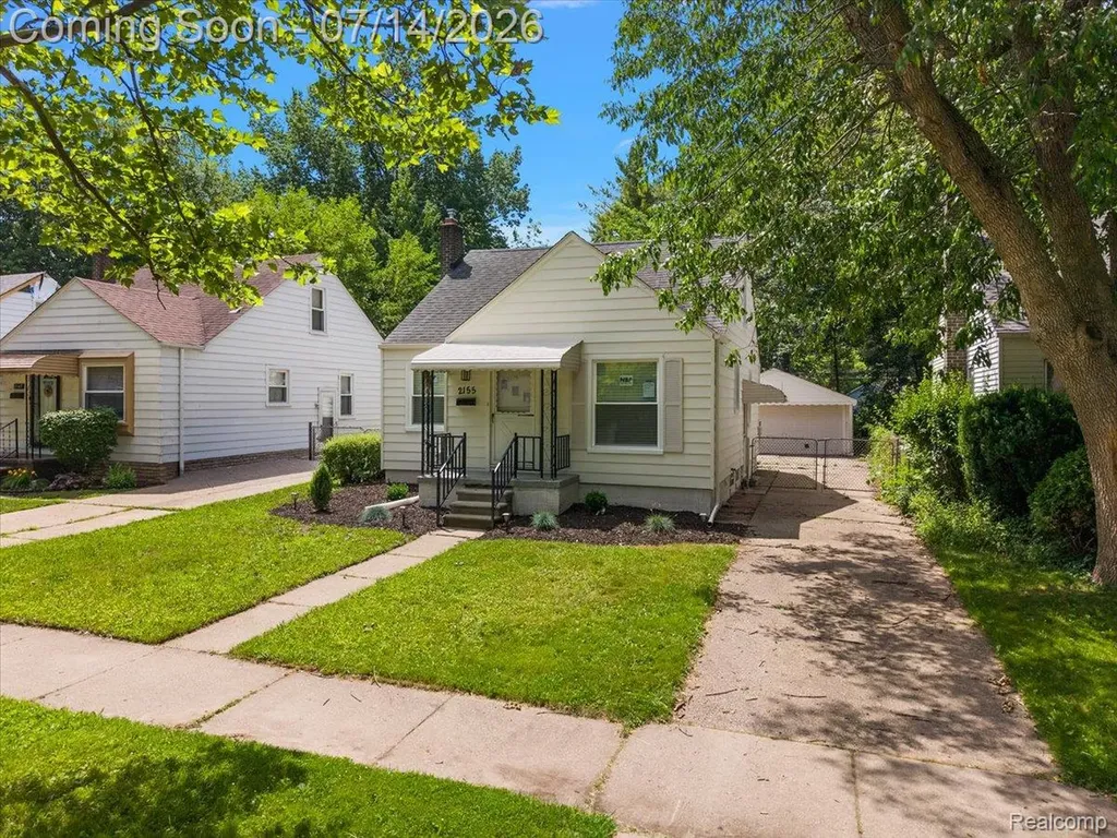 2155 E 8 Mile Road Grosse Pointe Woods City MI 48236