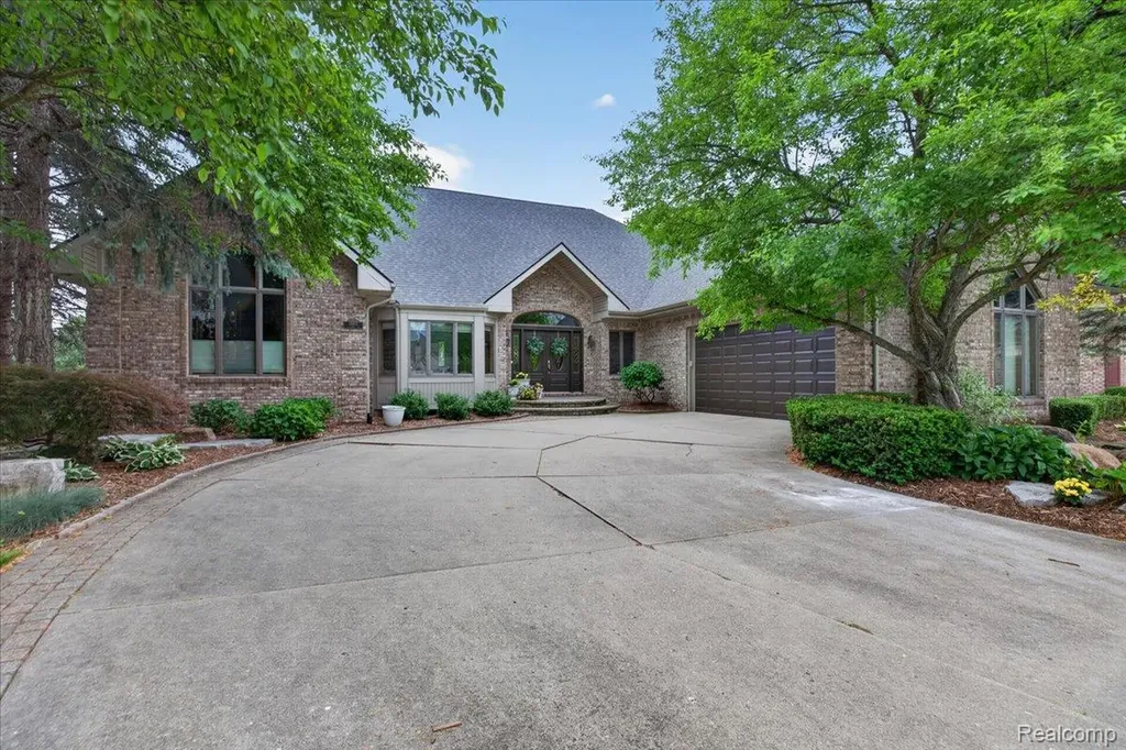 18974 Riverway Court Clinton Charter Township MI 48038