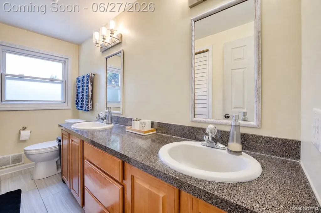 35484 Bennett Street Livonia City MI 48152
