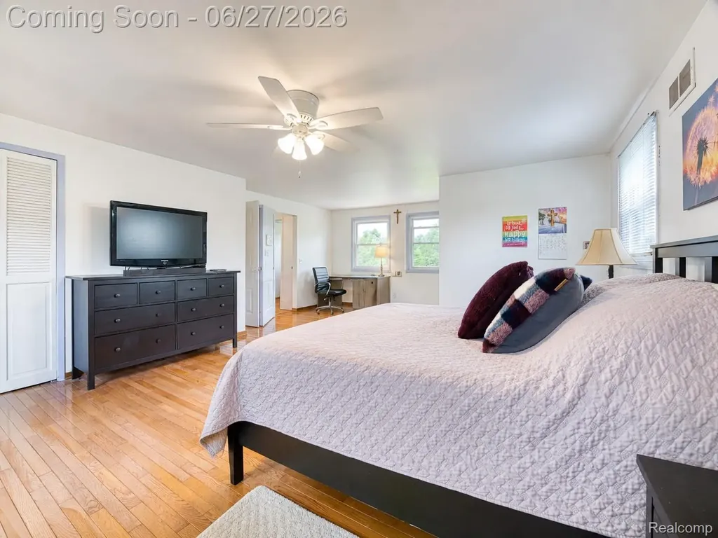 35484 Bennett Street Livonia City MI 48152