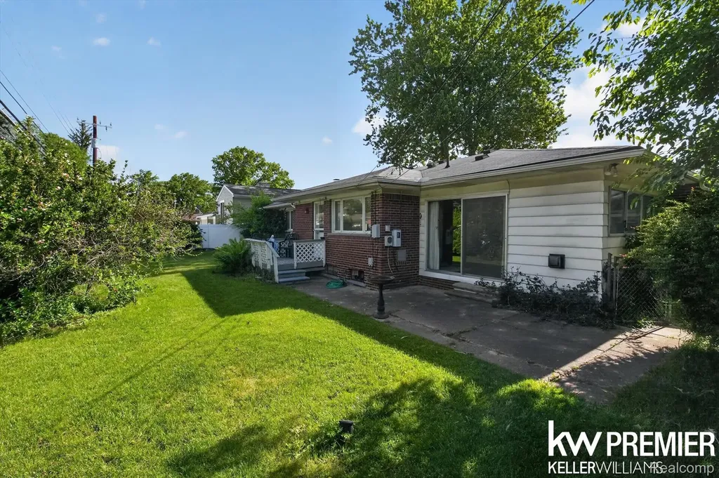 25734 Graceland Circle Dearborn Heights City MI 48125