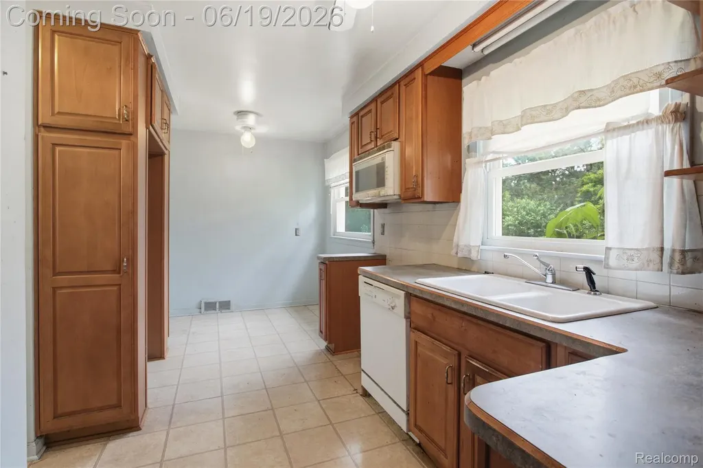 14154 Marion Redford Charter Township MI 48239