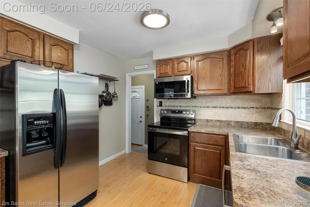 461 Allard Road Grosse Pointe Farms City MI 48236