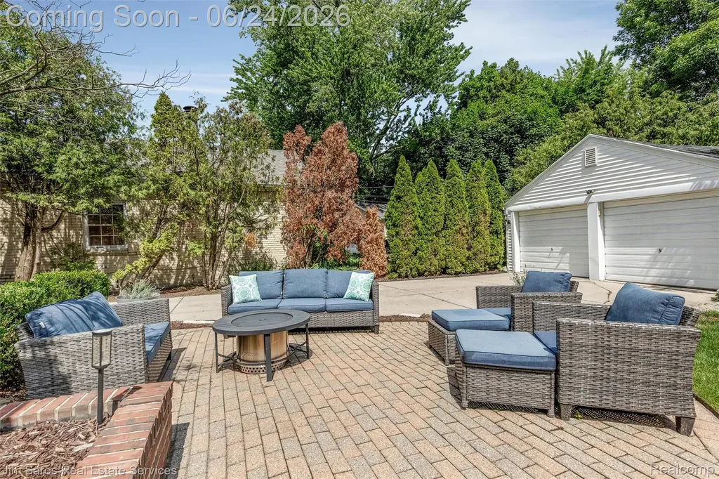 461 Allard Road Grosse Pointe Farms City MI 48236
