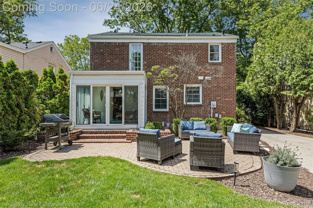 461 Allard Road Grosse Pointe Farms City MI 48236