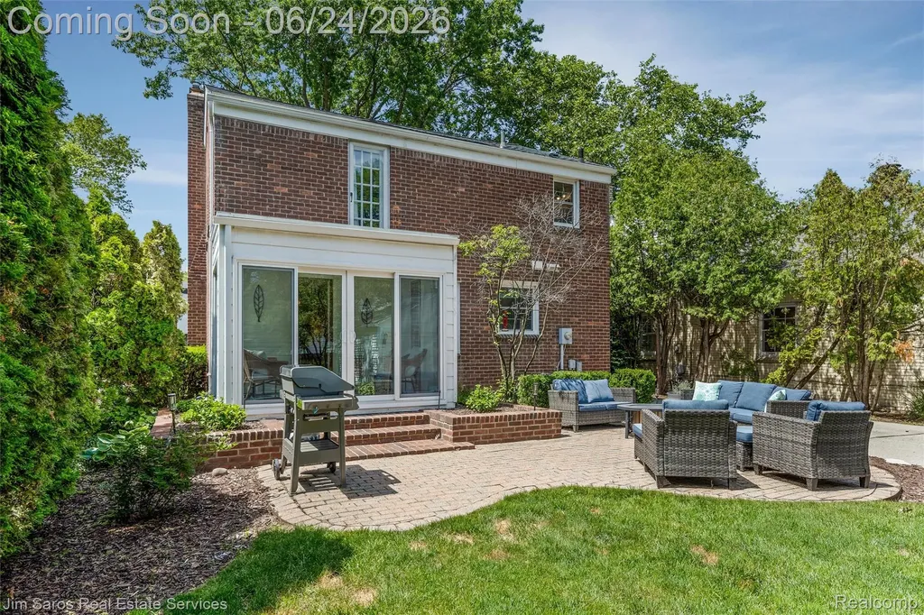 461 Allard Road Grosse Pointe Farms City MI 48236