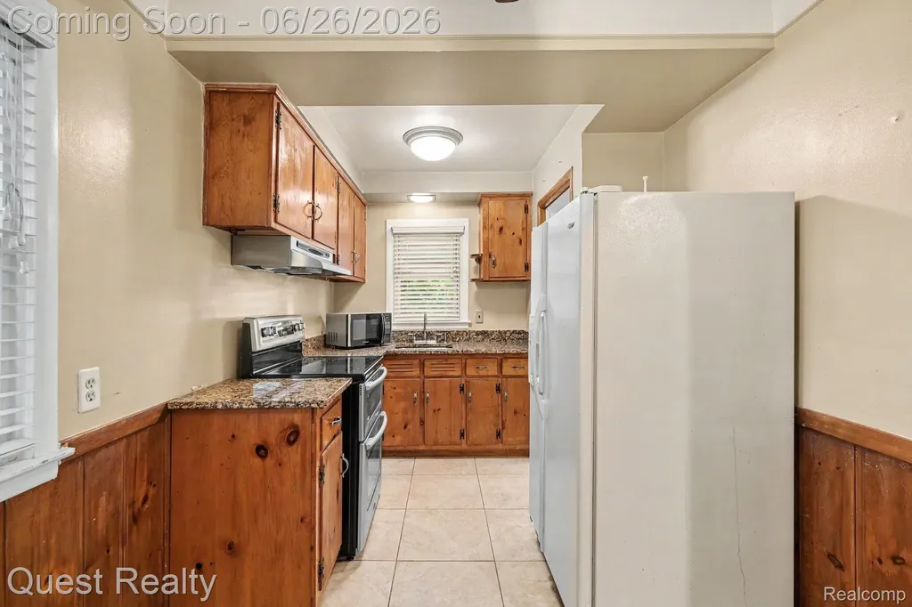 25074 Waldorf Street Roseville City MI 48066