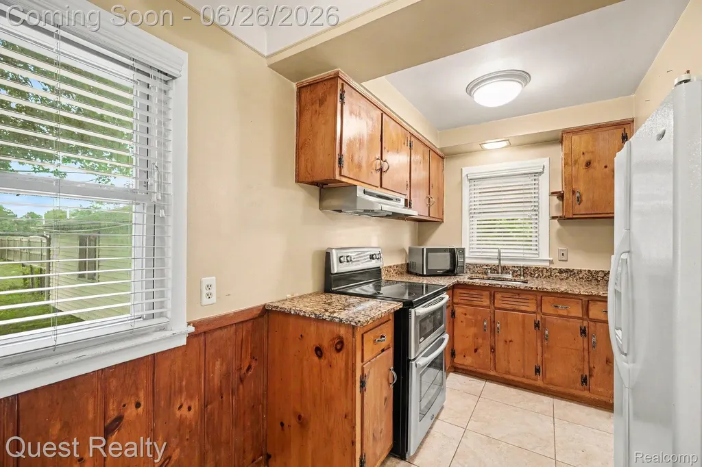 25074 Waldorf Street Roseville City MI 48066
