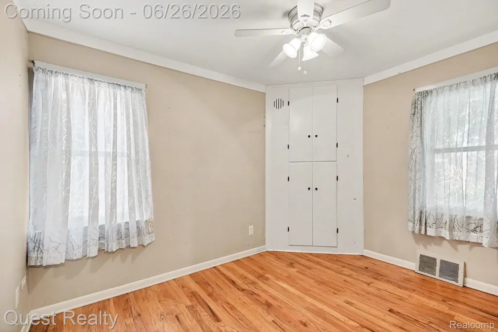 25074 Waldorf Street Roseville City MI 48066