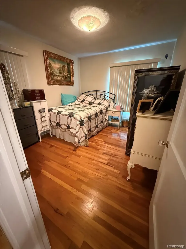 4260 Cooper Avenue Royal Oak City MI 48073