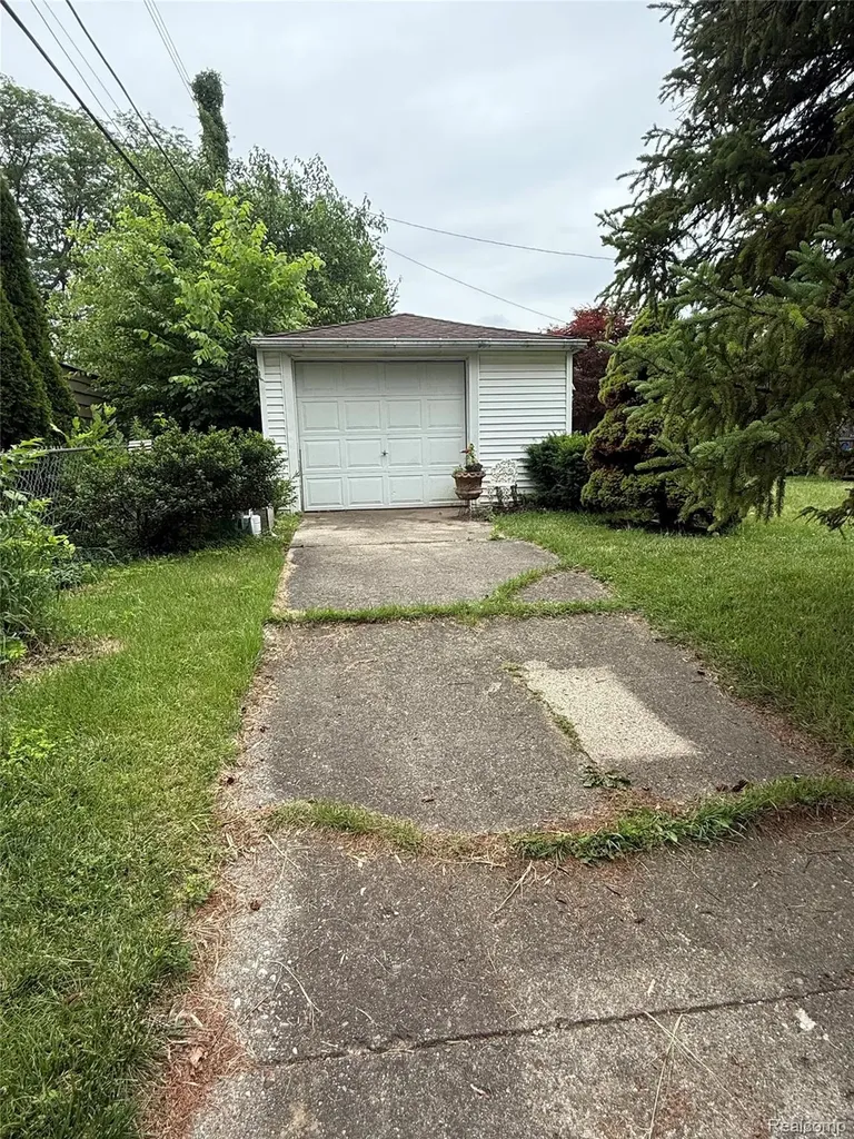 4260 Cooper Avenue Royal Oak City MI 48073