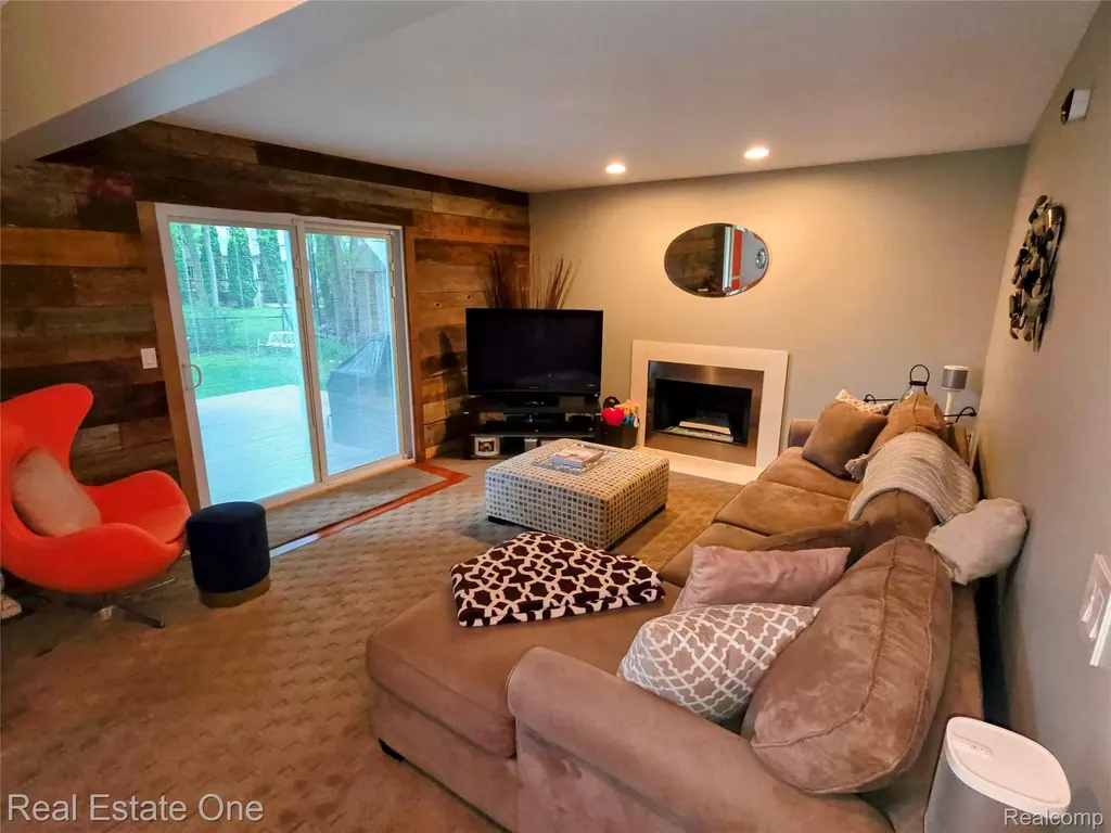1574 Cardinal Ridge West Bloomfield Charter Township MI 48324