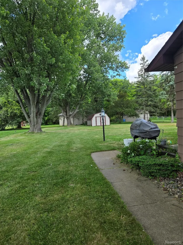 3393 Brenthill Drive Grand Blanc Charter Township MI 48439