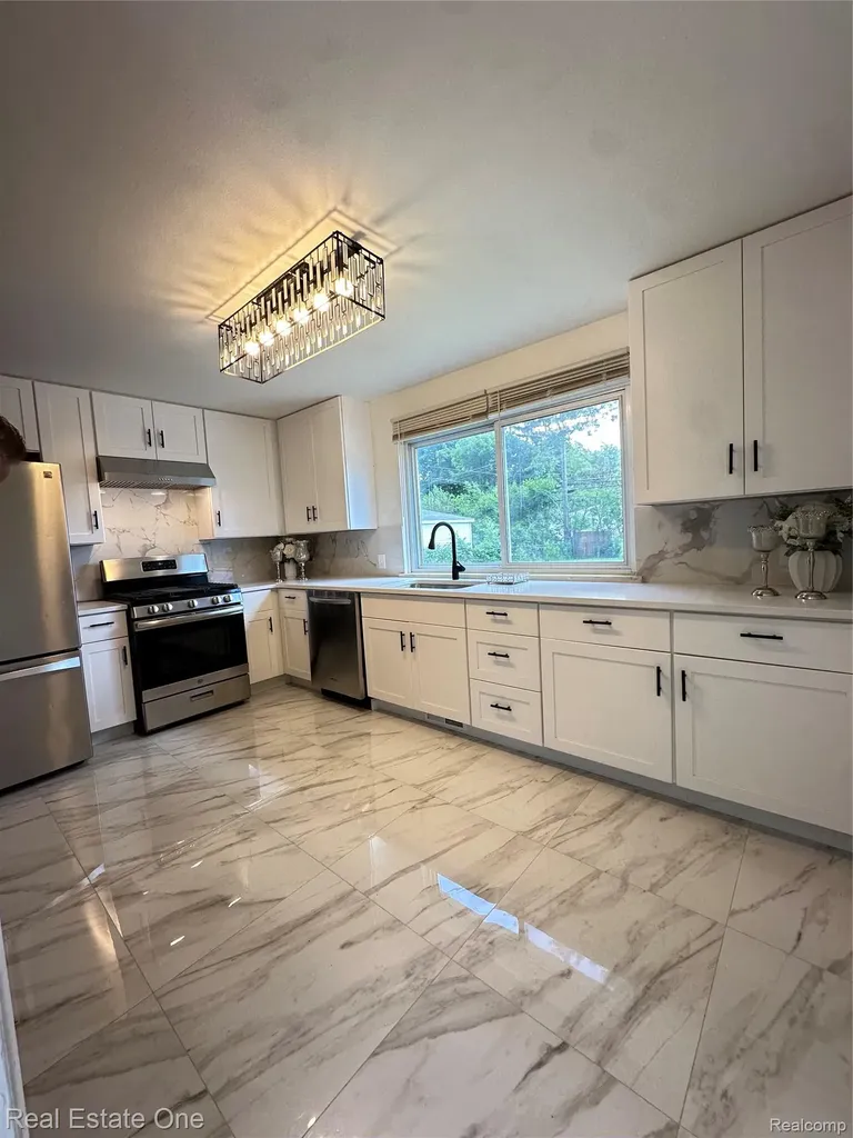 4348 Martin Warren City MI 48092