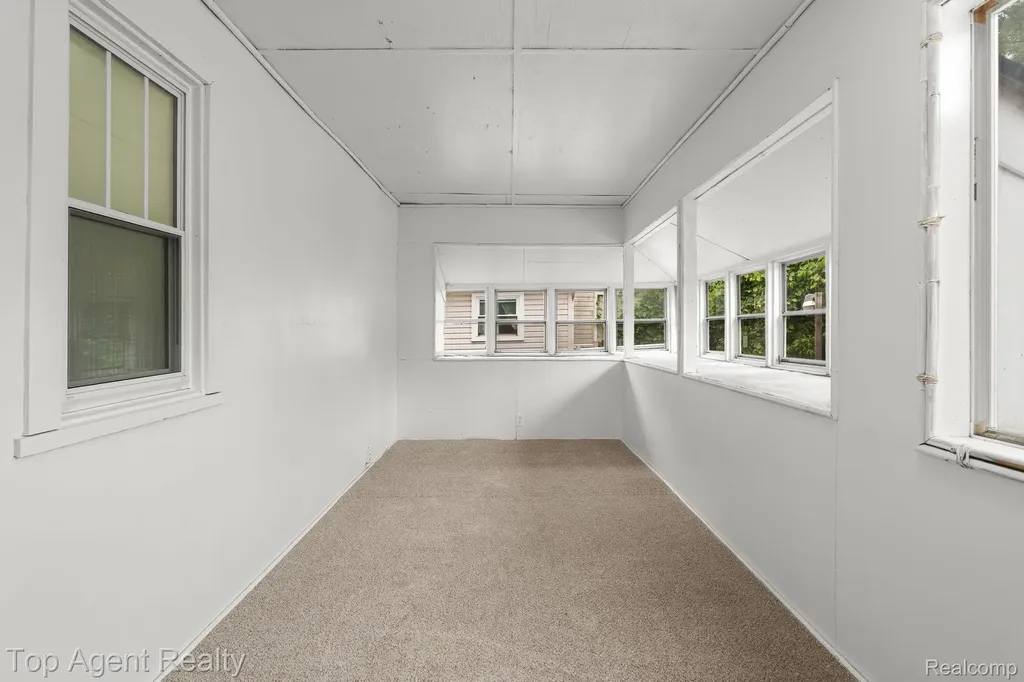1562 Lafayette Boulevard Lincoln Park City MI 48146