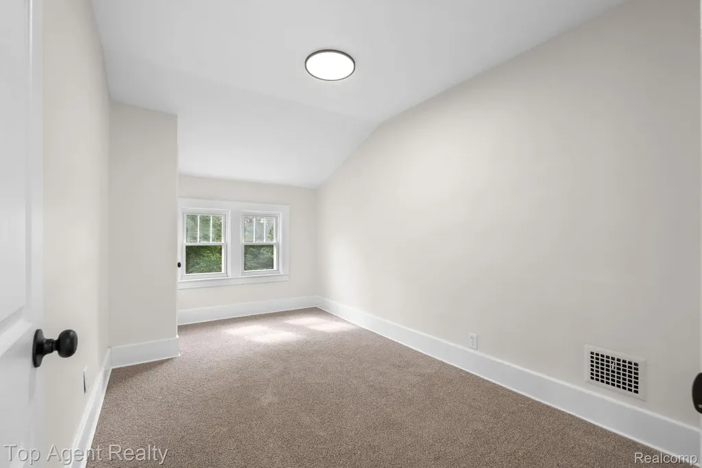 1562 Lafayette Boulevard Lincoln Park City MI 48146