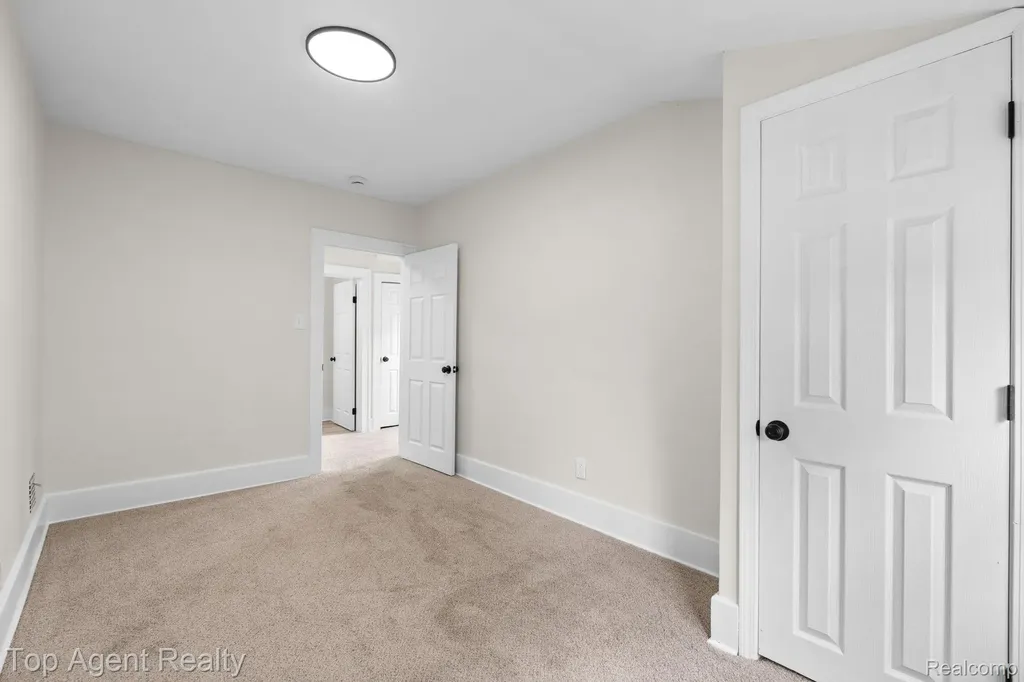1562 Lafayette Boulevard Lincoln Park City MI 48146