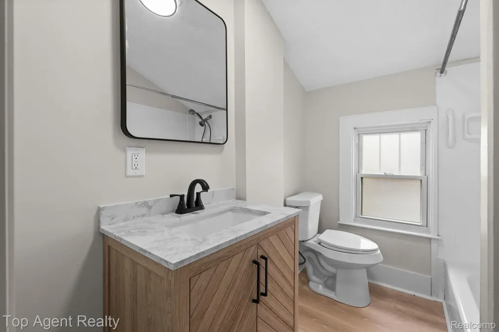 1562 Lafayette Boulevard Lincoln Park City MI 48146