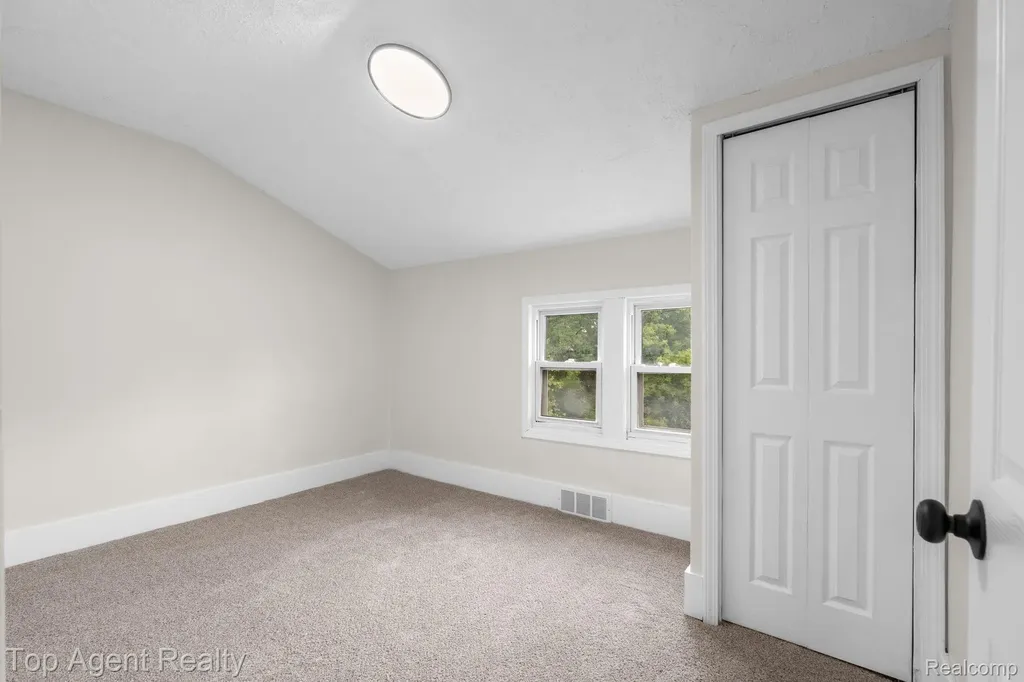 1562 Lafayette Boulevard Lincoln Park City MI 48146