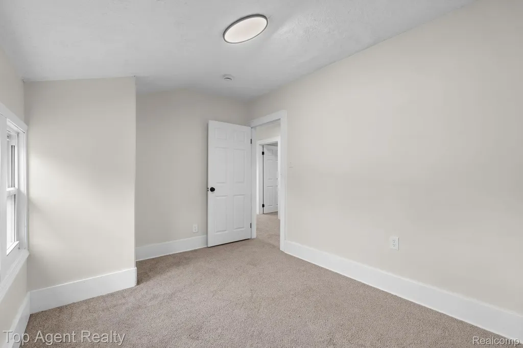 1562 Lafayette Boulevard Lincoln Park City MI 48146