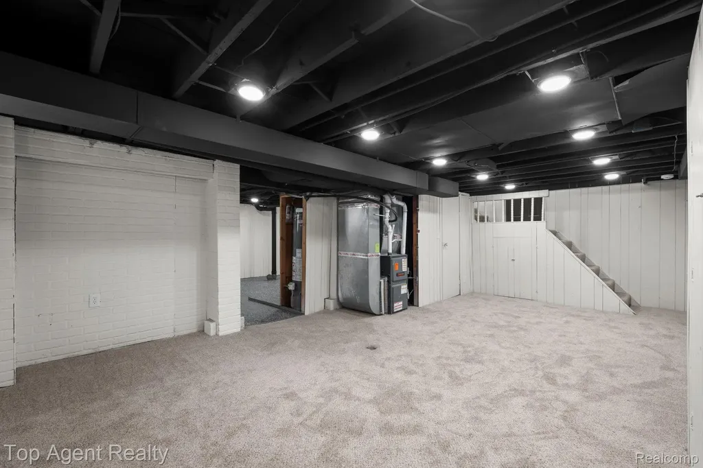 1562 Lafayette Boulevard Lincoln Park City MI 48146