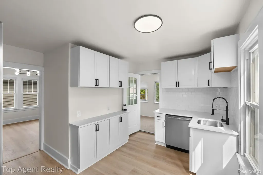 1562 Lafayette Boulevard Lincoln Park City MI 48146