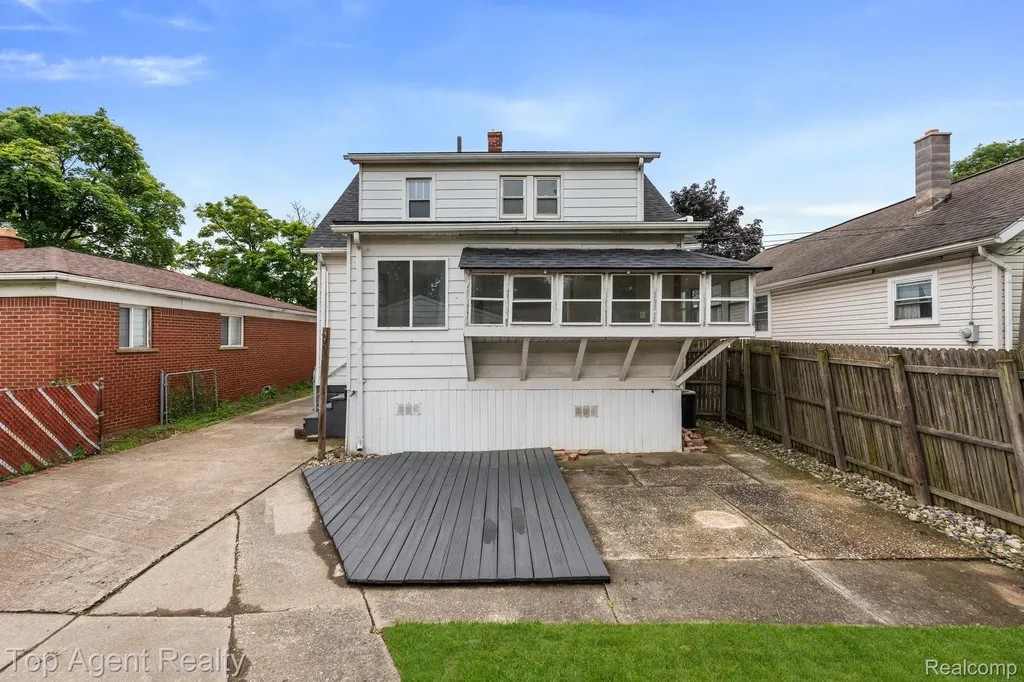 1562 Lafayette Boulevard Lincoln Park City MI 48146