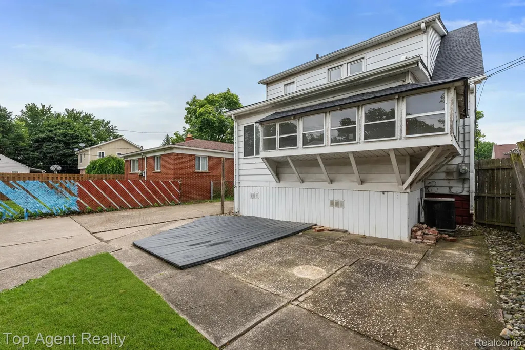 1562 Lafayette Boulevard Lincoln Park City MI 48146