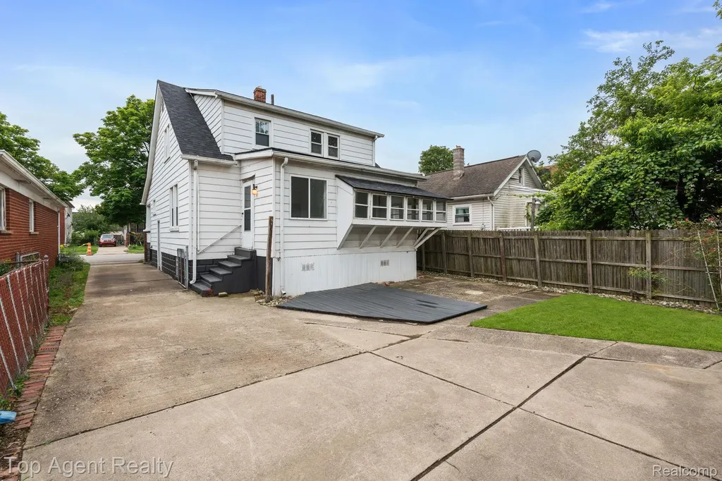 1562 Lafayette Boulevard Lincoln Park City MI 48146