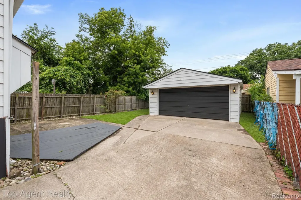 1562 Lafayette Boulevard Lincoln Park City MI 48146