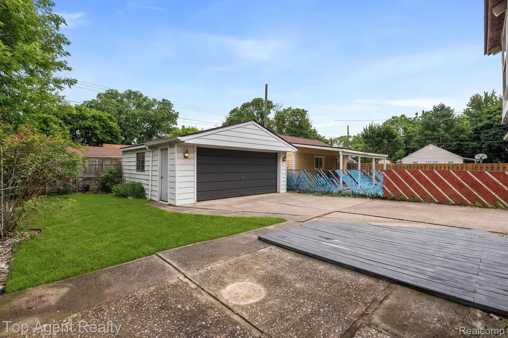 1562 Lafayette Boulevard Lincoln Park City MI 48146