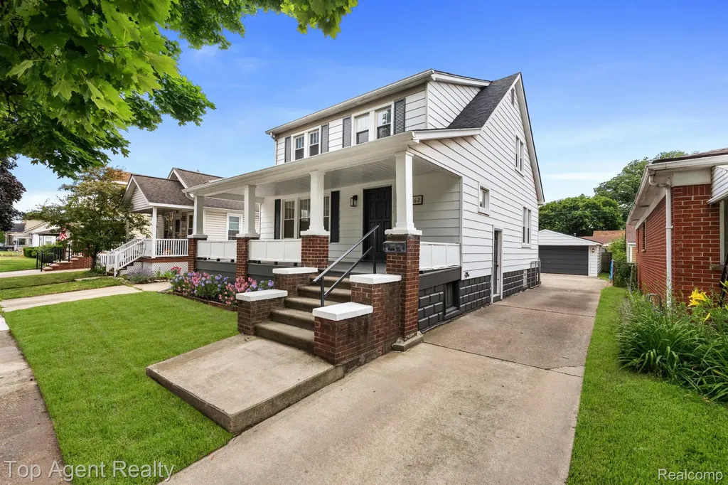 1562 Lafayette Boulevard Lincoln Park City MI 48146