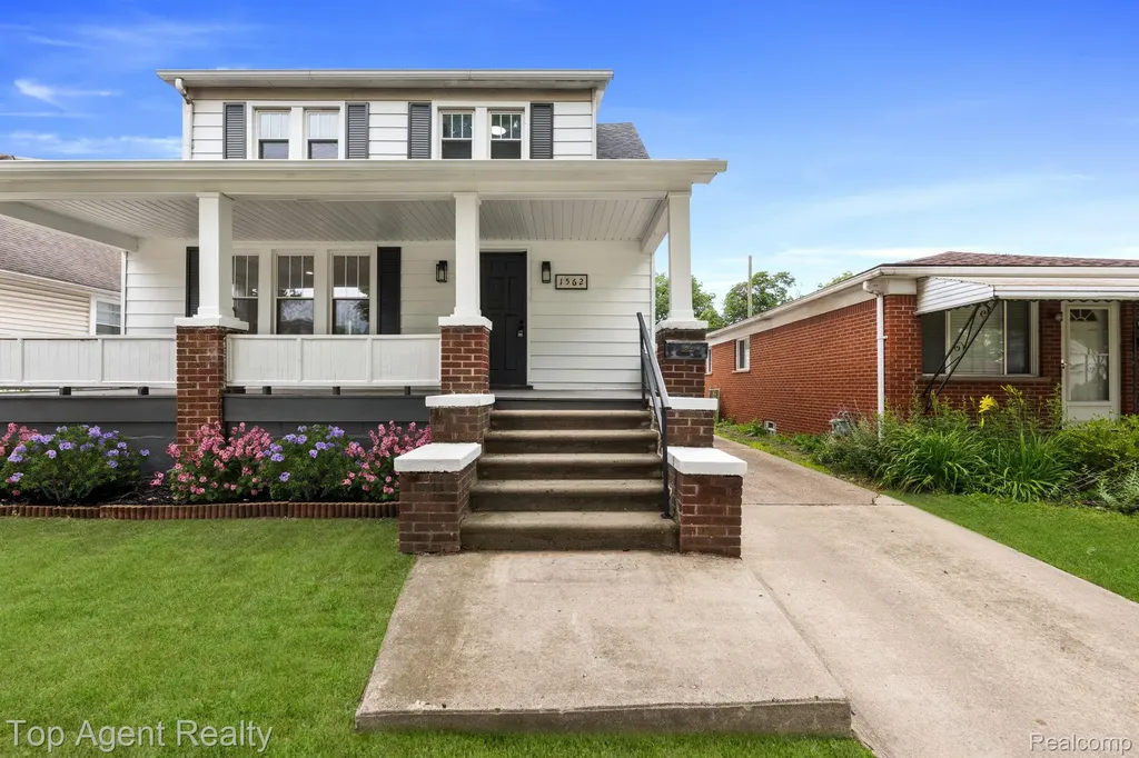 1562 Lafayette Boulevard Lincoln Park City MI 48146