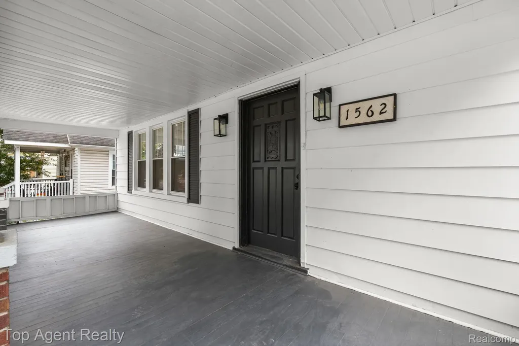 1562 Lafayette Boulevard Lincoln Park City MI 48146
