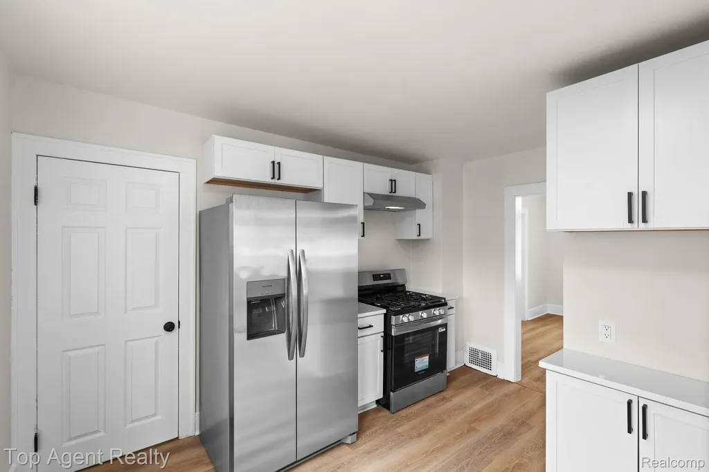1562 Lafayette Boulevard Lincoln Park City MI 48146
