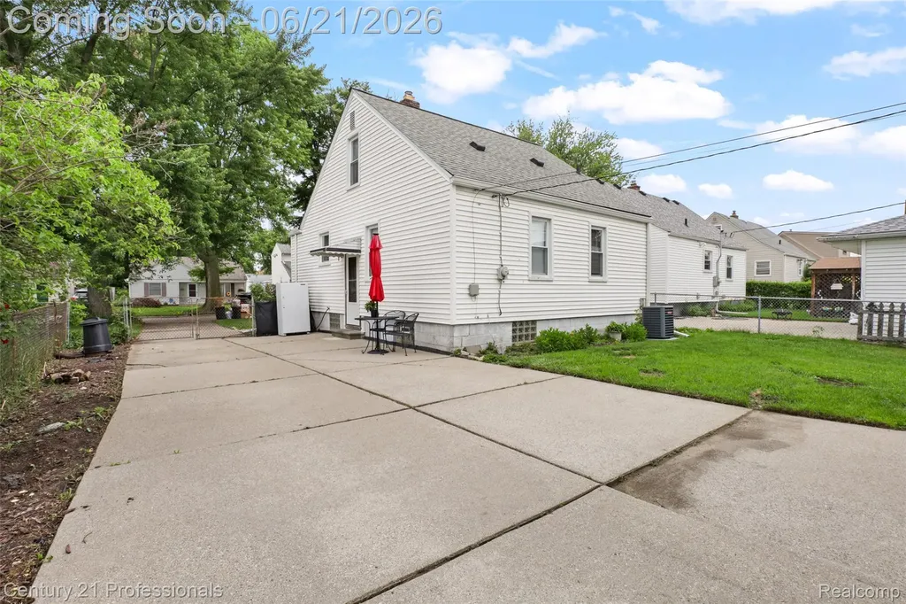 115 Gargantua Avenue Clawson City MI 48017