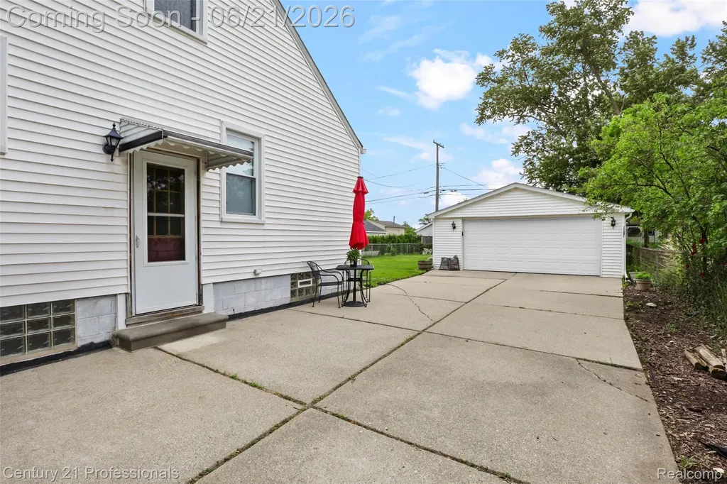 115 Gargantua Avenue Clawson City MI 48017