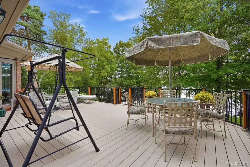 5483 Lake Ridge Drive Genoa Township MI 48116
