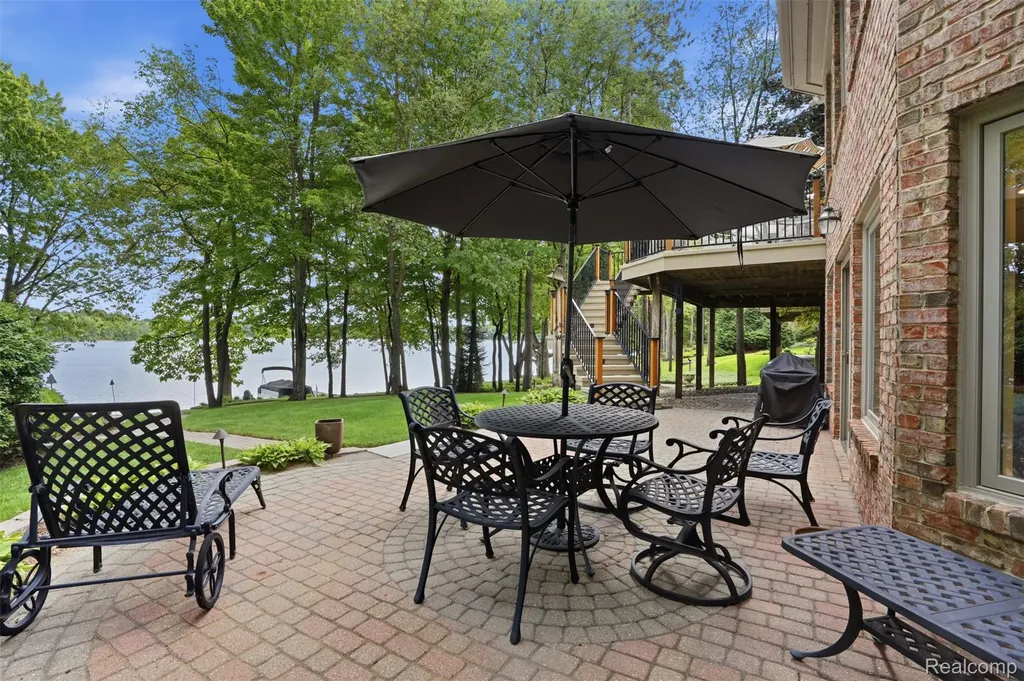 5483 Lake Ridge Drive Genoa Township MI 48116