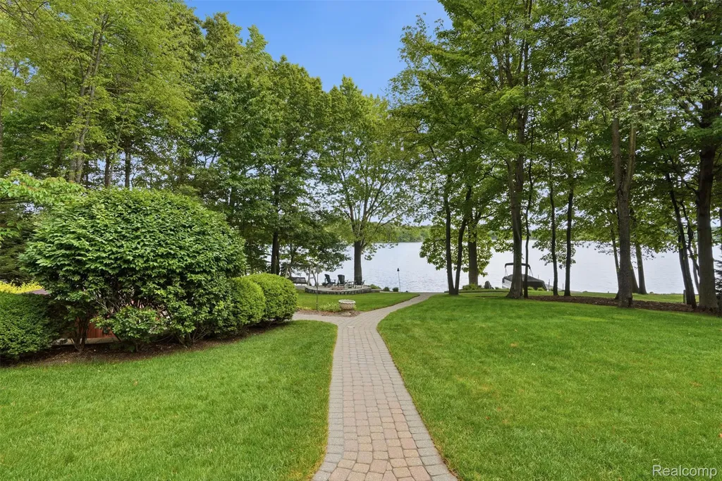 5483 Lake Ridge Drive Genoa Township MI 48116